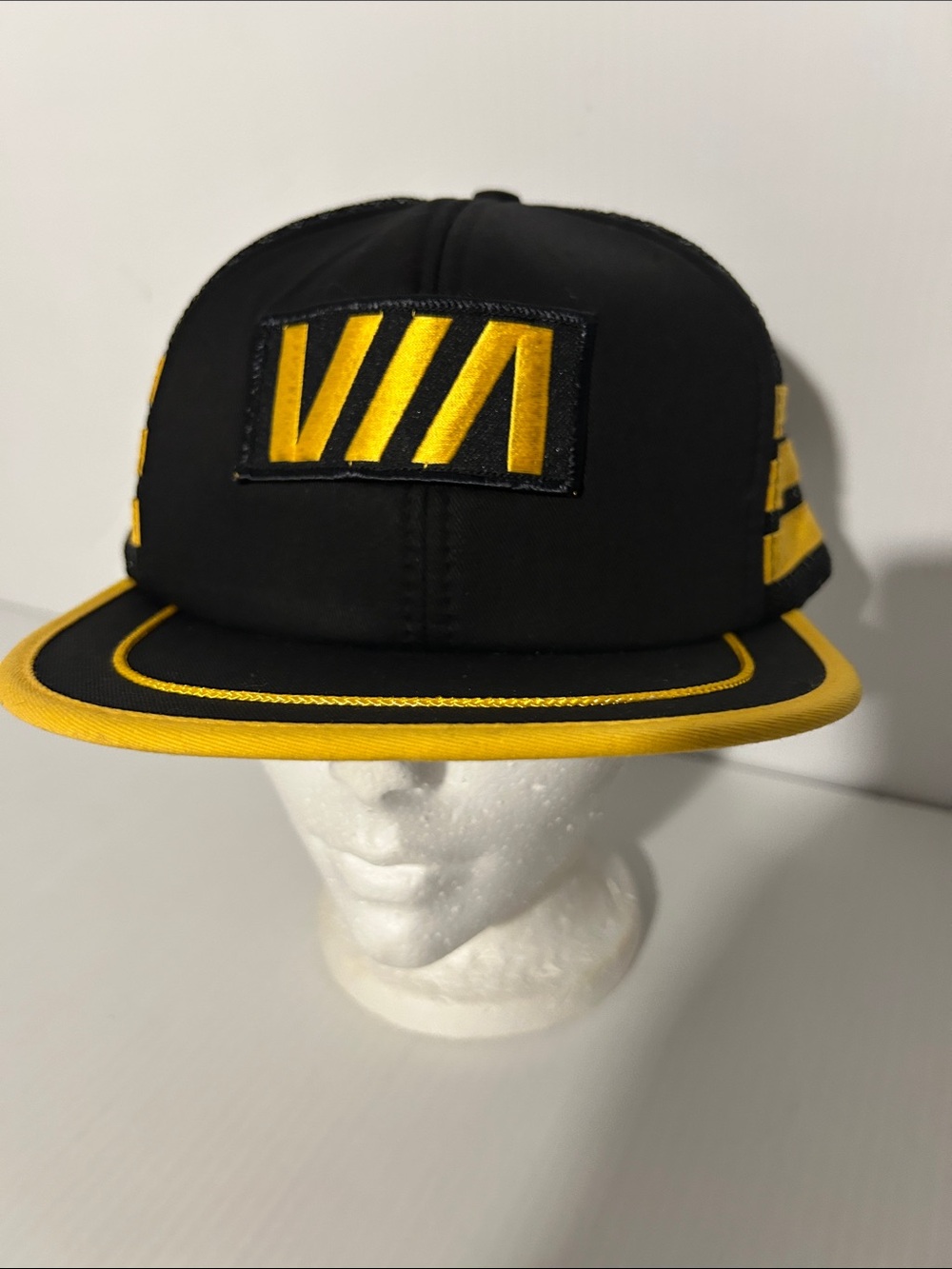 VIA  Vintage Trucker Hat mesh snapback